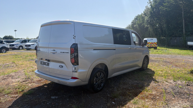 Ford Transit Custom 320 L2 Diesel Fwd 2.0 EcoBlue 136ps H1 Double Cab Van Limited Auto - Image 10